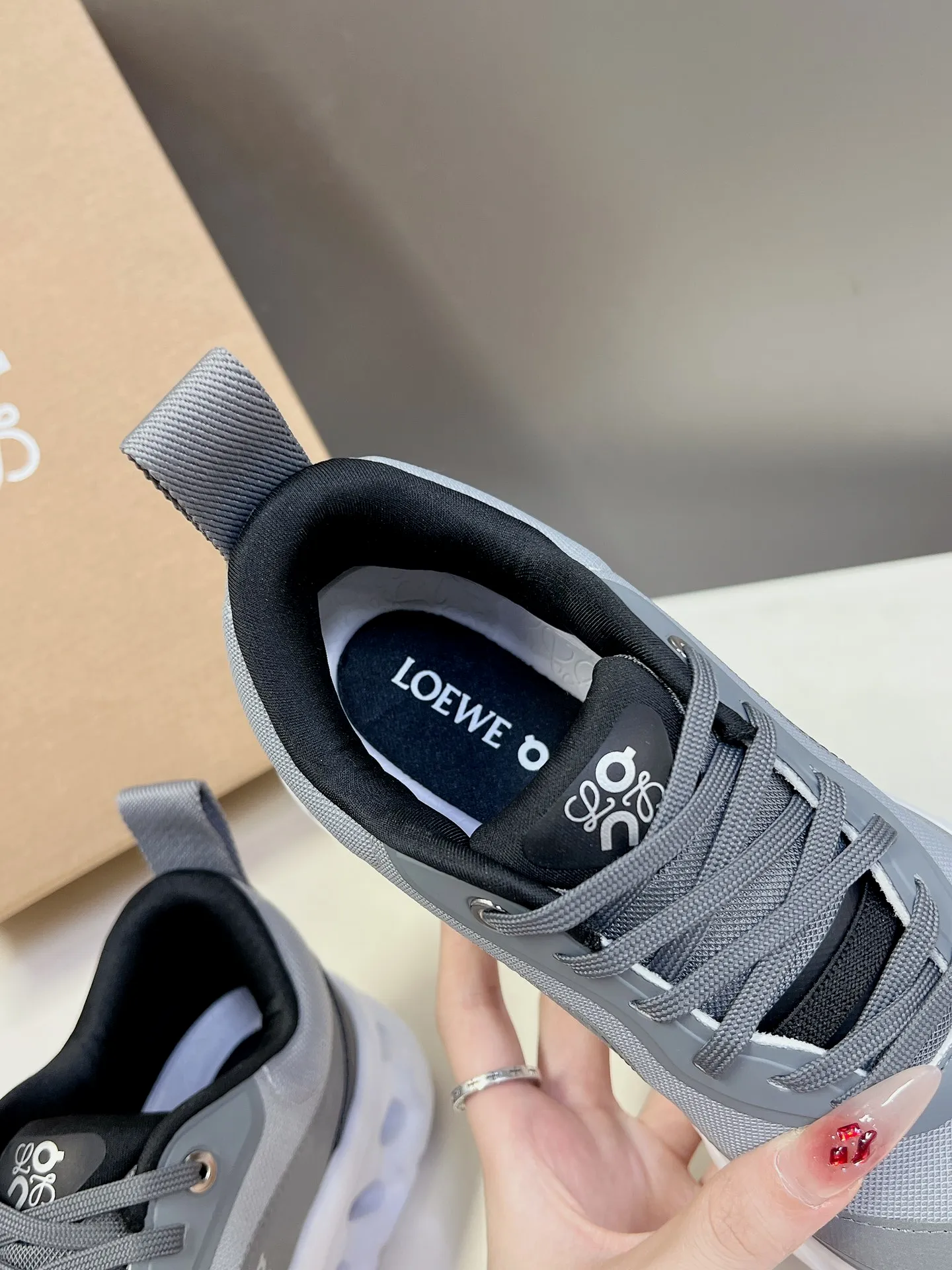 👟👟Ex-factory price 640👟👟 Loewe x on cioudtilt2.0 running shoes‼ ️Couple model Loewe Made from recycled polyester and mesh, it features an exclusive rubber sole with Loewe's classic logo printed on the side and full-coverage seam details. This cooperation combines ON's professional technology with Loewe's exquisite craftsmanship, and uses it in the production and design, specially designed for urban life and outdoor sports. Code number: 35-40, male 39-44